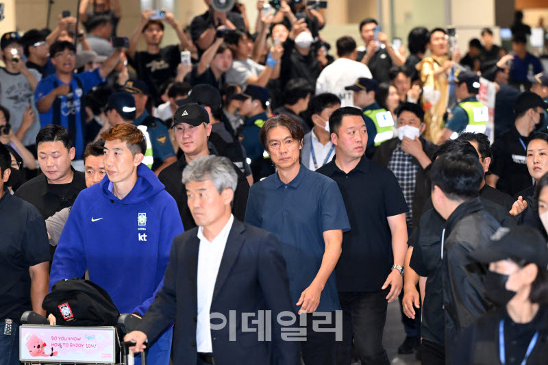 [이데일리 방인권 기자] 2026 북중미 월드컵을 마친 홍명보 전 대한민국 축구대표 감독이 30일 새벽 조현우, 박항서 단장 등과 함께 인천국제공항 2터미널을 통해 귀국하고 있다.