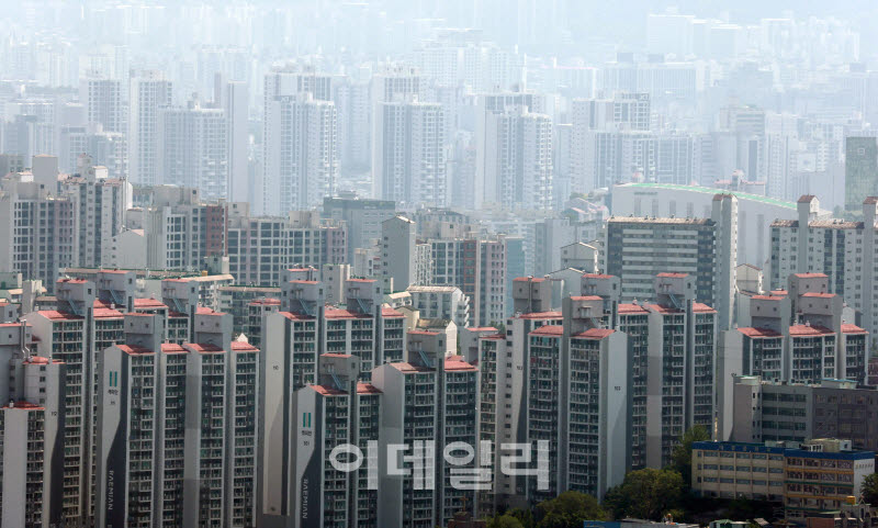 [이데일리 방인권 기자] 서울 전셋값 상승률이 12년8개월 만에 가장 높은 수준을 보이며 매매가와 전세 가격이 동반 상승하는 양상이 이어지고 있다. 한국부동산원에 따르면 이번주(지난 22일 기준) 서울 아파트 매매가는 0.30% 올랐다. 지난주(0.27%)보다 오름폭이 0.03%포인트 커졌다. 지난달 셋째 주(0.31%) 이후 5주 만에 0.3%대로 올라섰다. 작년 2월 이후 72주 연속 상승세가 이어지고 있다. 사진은 28일 서울 남산에서 바라본 도심.