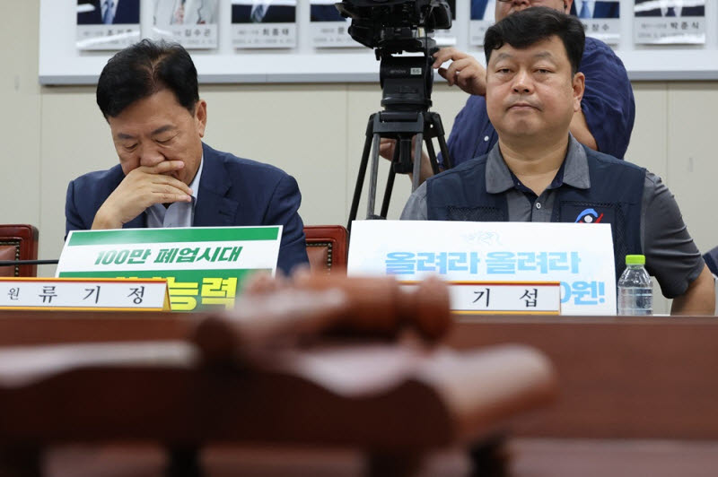 지난 25일 정부세종청사 최저임금위원회에서 열린 제9차 전원회의에서 류기정 한국경영자총협회 전무(왼쪽)와 근로자위원인 류기섭 한국노총 사무총장이 발언을 듣고 있다.(사진=연합뉴스)
