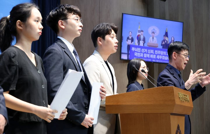 봉건우 민주당 전국대학생위원장이 지난 10일 국회 소통관에서 '선관위 국민참정권 침해 규탄 및 대학가 시국선언 관련 기자회견'을 하고 있다.(사진 = 연합뉴스)