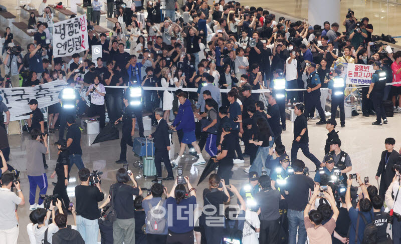 2026 북중미 월드컵을 마친 홍명보 전 대한민국 축구대표 감독이 30일 새벽 조현우, 박항서 단장 등과 함께 인천국제공항 2터미널을 통해 귀국하고 있다. 사진=방인권 기자
