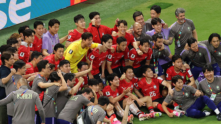 지난 6월 11일(현지시간) 멕시코 사포판 과달라하라 스타디움에서 열린 2026 북중미 월드컵 A조 1차전 한국과 체코의 경기에서 2-1 역전승을 거둔 한국 대표팀 선수들이 경기 뒤 기념촬영을 하고 있다.(사진=연합뉴스)