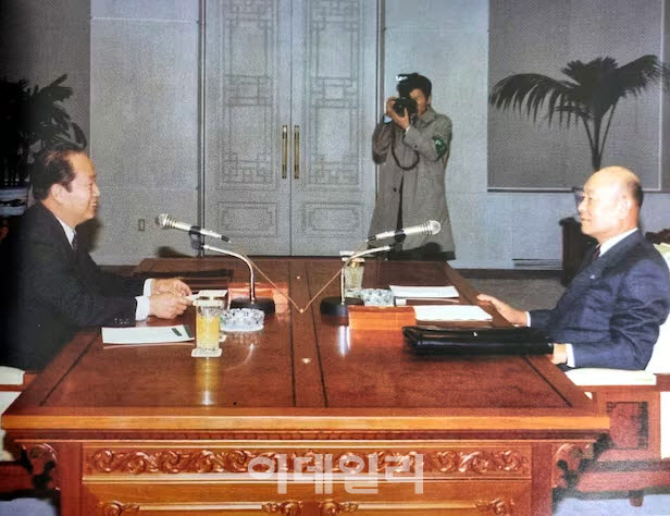 남북 핵통제공동위원회 마지막 회의가 1993년 1월25일 판문점 평화의집에서 열렸다. 남측 수석대표인 공로명 외교안보연구원장과 북측 수석대표인 최우진 외교부 부부장이 마주앉아 대화하고 있다. [공로명 전 장관, 도서출판 월인]