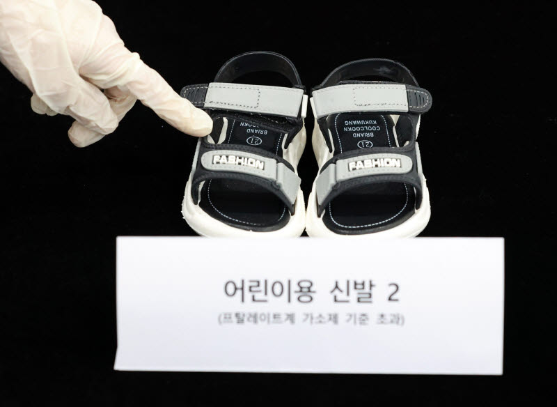 [이데일리 방인권 기자] 서울시가 30일 서울시청 본청에서 해외 온라인 플랫폼 안정성 조사 부적합 제품을 공개하고 있다.