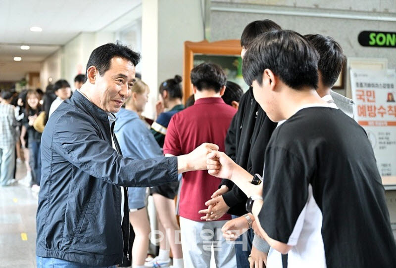 백영현 시장(왼쪽)이 학생들과 인사하고 있다.(사진=포천시)