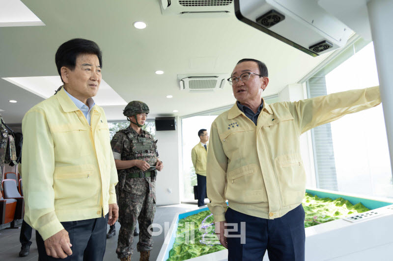 [포토]김덕현 연천군수, 통일부·K-water·軍 함께 집중호우 대비태세 점검