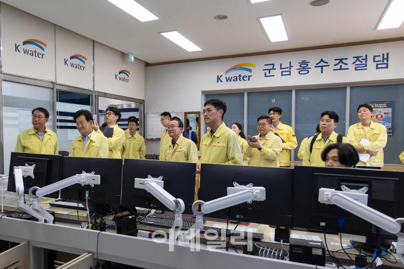 [포토]김덕현 연천군수, 통일부·K-water·軍 함께 집중호우 대비태세 점검