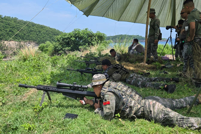 22일 한국 및 필리핀 해병대 장병들이 저격총 사격훈련을 하고 있다. (사진=해병대)