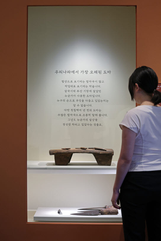 국립중앙박물관은 30일 서울 용산구 국립중앙박물관에서 한국인의 삶과 자연이 담긴 밥상의 의미와 가치를 조명하는 특별전 '우리들의 밥상' 언론공개회를 갖고 무령왕릉 출토 그릇 일괄 등 420여 건 유물을 선보이고 있다. (사진=뉴시스)