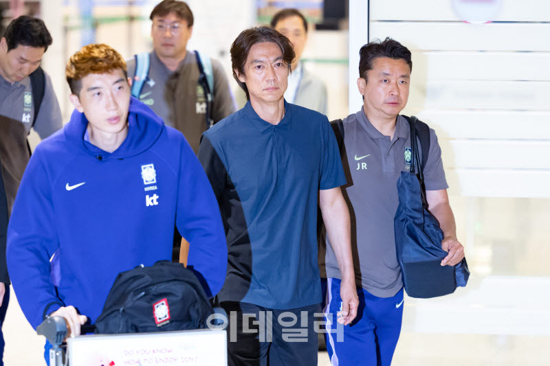 2026 북중미 월드컵 조별리그에서 탈락한 홍명보 전 대한민국 축구 국가대표팀 감독이 29일 인천국제공항 제2터미널을 통해 귀국하고 있다. 사진=방인권 기자