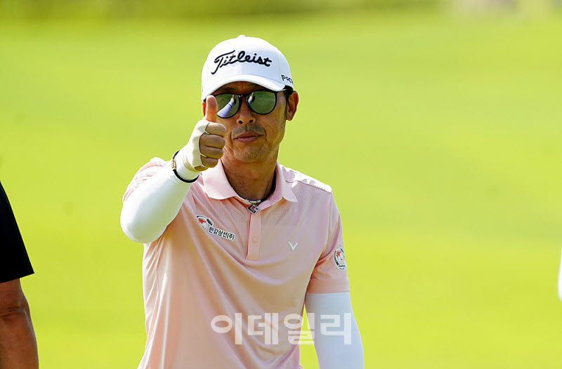 [포토] 박성필, 버디 6개로 단독 선두를 달린다