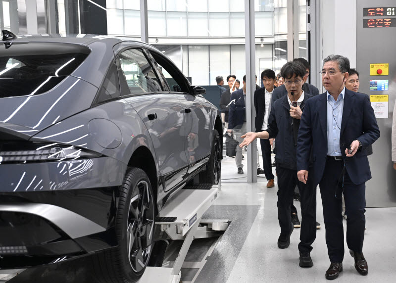 현대차그룹 장재훈 부회장이 현대자동차 '수원하이테크센터'를 둘러보고 있는 모습. (사진=현대차)