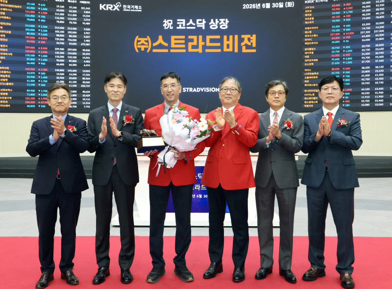 한국거래소 코스닥시장본부는 30일 오전 서울사옥 홍보관에서 스트라드비젼의 코스닥시장 상장기념식을 개최했다. 왼쪽부터 박종식 한국IR협의회 부회장, 민경욱 한국거래소 코스닥시장본부장, 김준환 스트라드비젼 대표이사, 전봉진 스트라드비젼 연구소장, 강진두 KB증권 대표이사, 안승근 코스닥협회 부회장. (사진=한국거래소)