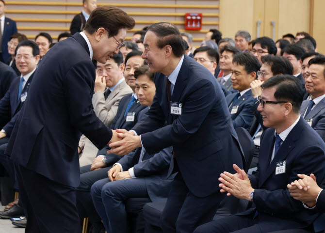 이재명 대통령이 30일 광주 김대중컨벤션센터에서 열린 서남권 첨단산업 발전비전 국민보고회에서 전영현 삼성전자 부회장과 악수하고 있다.(사진=연합뉴스)