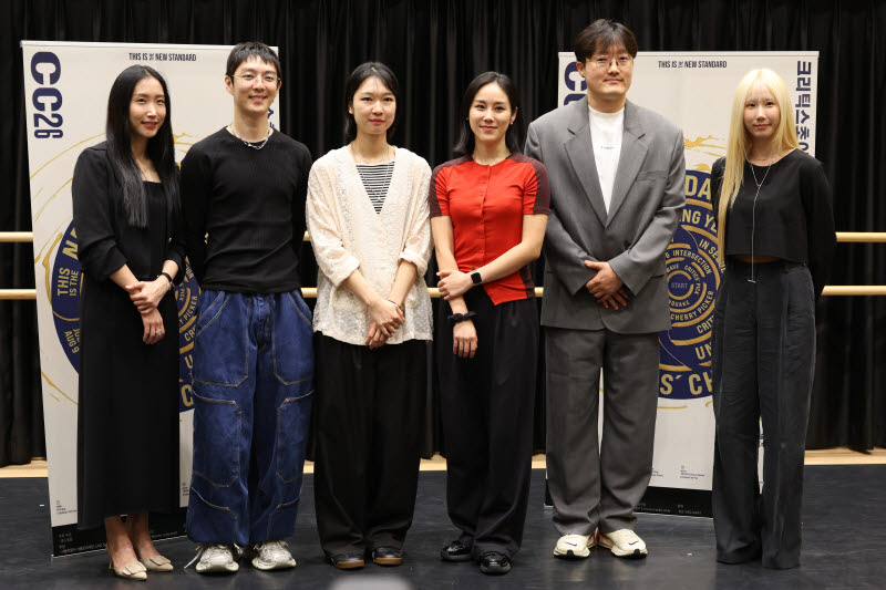 안무가 이해니(왼쪽부터), 김원영, 박민지, 김다애, 강요찬, 박수윤이 30일 서울 종로구 대학로예술극장에서 열린 '제29회 크리틱스초이스댄스페스티벌' 제작발표회에서 포즈를 취하고 있다. (사진=연합뉴스)