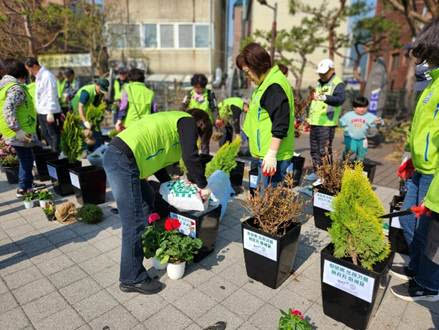 BAT로스만스가 ‘꽃BAT’ 캠페인 4년 차를 맞아 서울 전역 50여 곳의 기존 조성지를 전수 점검하고 식재 교체 및 환경 정비를 완료했다. (사진=BAT로스만스)