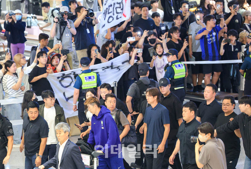 2026 북중미 월드컵을 마친 홍명보 전 대한민국 축구대표 감독이 30일 새벽 조현우, 박항서 단장 등과 함께 인천국제공항 2터미널을 통해 귀국하고 있다. 사진=방인권 기자