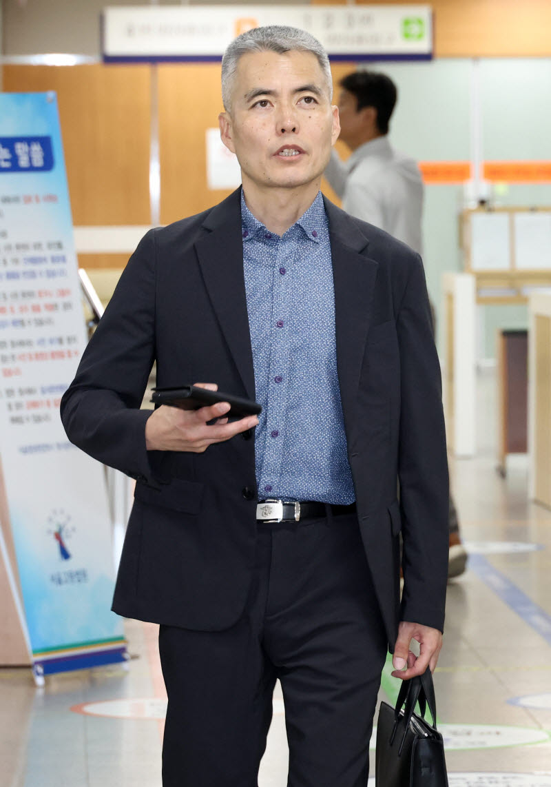 [이데일리 이영훈 기자] 김화동 해병대2사단 1여단장(대령)이 1일 서울 서초구 서울중앙지법에서 열린 모해위증 혐의 1차공판에 출석하고 있다.해병대원 순직사건 당시 김계환 전 해병대사령관의 비서실장이었던 김화동 해병대2사단 1여단장은 순직해병 사건 수사 외압을 폭로한 박정훈 전 수사단장의 군사재판에 출석해 김 사령관의 명확한 '기록 이첩 보류' 지시가 있었다고 증언한 바 있다.