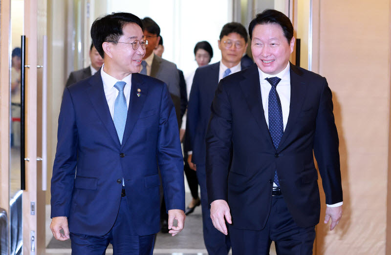 [이데일리 방인권 기자] 조정식 국회의장과 최태원 대한상공회의소 회장을 비롯한 참석자들이 1일 서울 중구 대한상공회의소에서 열린 '국회의장-대한상공회의소 경제대도약 간담회'에 입장하고 있다.