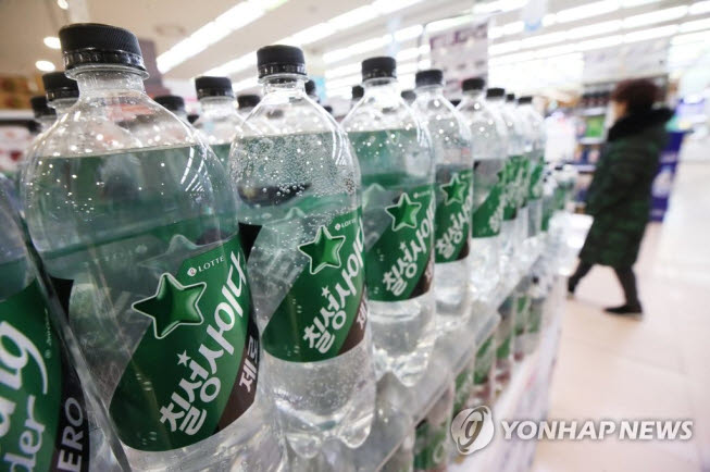 서울의 한 마트에 판매 중인 롯데칠성음료 제품 (사진=연합뉴스)