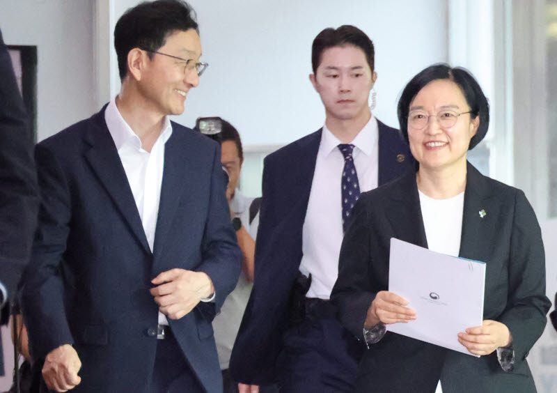 한성숙 신임 국무총리가 1일 청와대에서 임명장을 받은 뒤 서울 종로구 정부서울청사로 출근, 소감을 밝힌 뒤 집무실로 향하고 있다.(사진=연합뉴스)