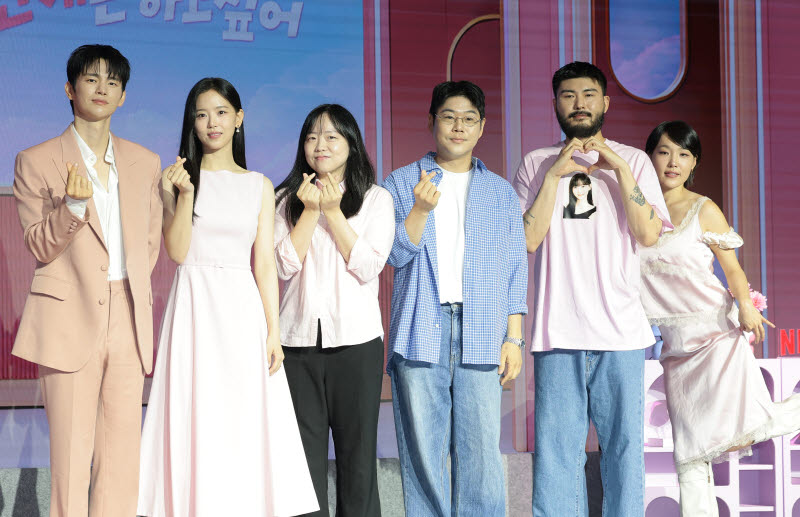 왼쪽부터 서인국, 강한나, 김노은 PD, 원승재 PD, 카더카든, 이은지(사진=뉴스1)