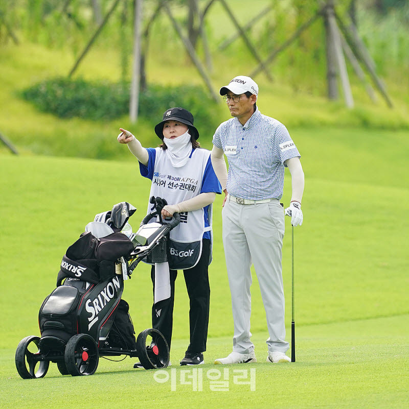[포토] 신광철, 캐디와 일치하는 공략지점