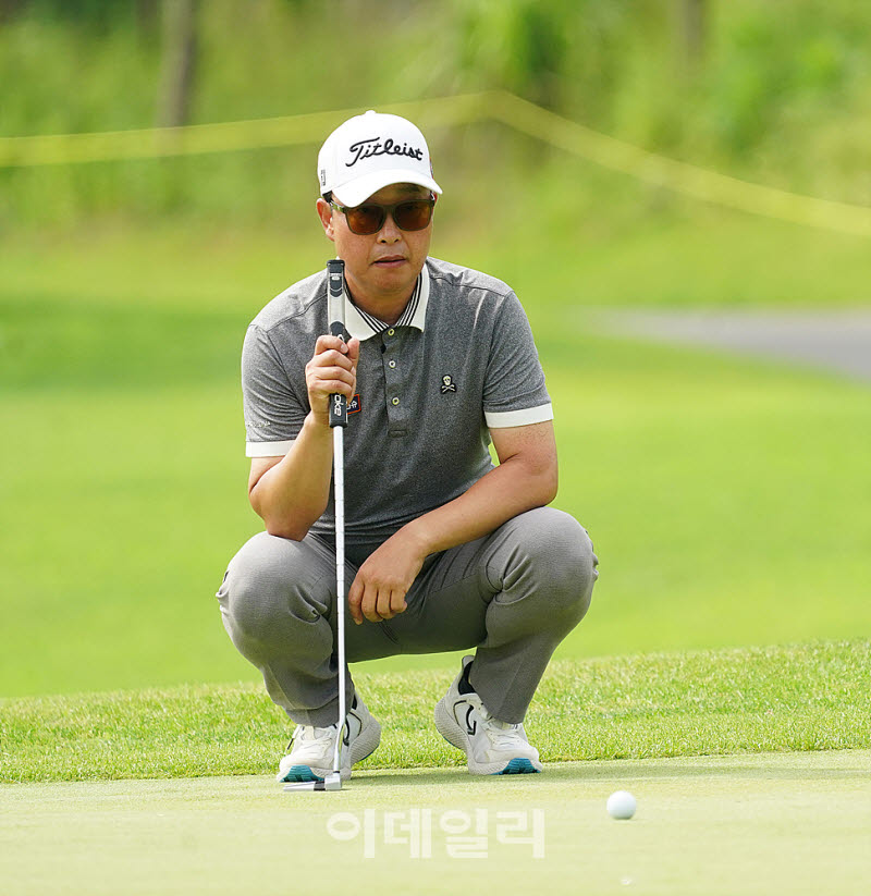[포토] 이태규, 신중하게 살핀다