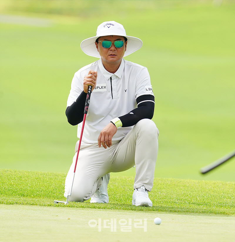 [포토] 김성용, 신중히 읽는 버디 라인