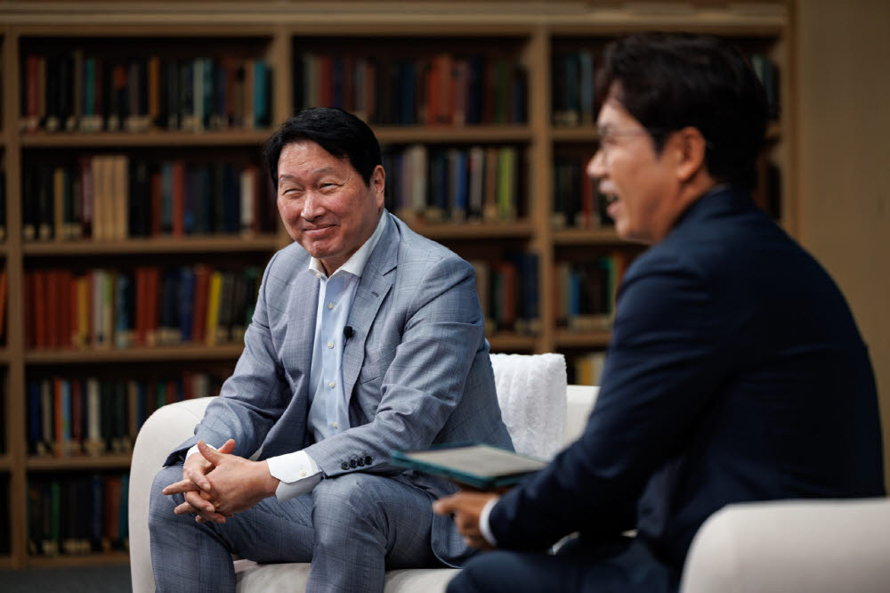 지난 6월 22일 서울 강남구 한국고등교육재단 빌딩에서 진행된 유튜브 채널 '프로페썰' 녹화 현장에서 최태원 SK그룹 회장 겸 한국고등교육재단 이사장이 한국고등교육재단 장학생들과 대담을 나누고 있다. 왼쪽부터 최태원 SK그룹 회장 겸 한국고등교육재단 이사장, 이광용 아나운서.(사진=한국고등교육재단.)