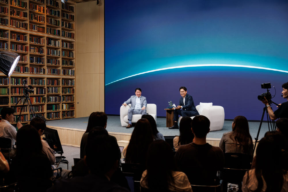 지난 6월 22일 서울 강남구 한국고등교육재단 빌딩에서 진행된 유튜브 채널 '프로페썰' 녹화 현장에서 최태원 SK그룹 회장 겸 한국고등교육재단 이사장이 한국고등교육재단 장학생들과 대담을 나누고 있다. 왼쪽부터 최태원 SK그룹 회장 겸 한국고등교육재단 이사장, 이광용 아나운서.(사진=한국고등교육재단.)
