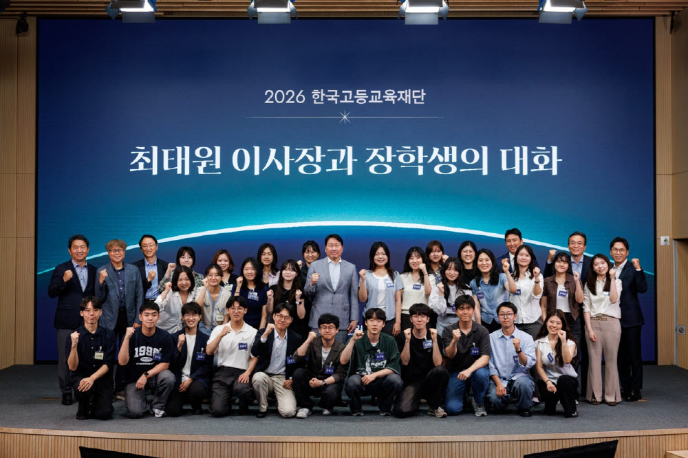 지난 6월 22일 서울 강남구 한국고등교육재단 빌딩에서 진행된 유튜브 채널 '프로페썰' 녹화 현장에서 최태원 SK그룹 회장 겸 한국고등교육재단 이사장이 인재림·문우림 장학생들과 기념촬영을 하고 있다.(사진=한국고등교육재단.)