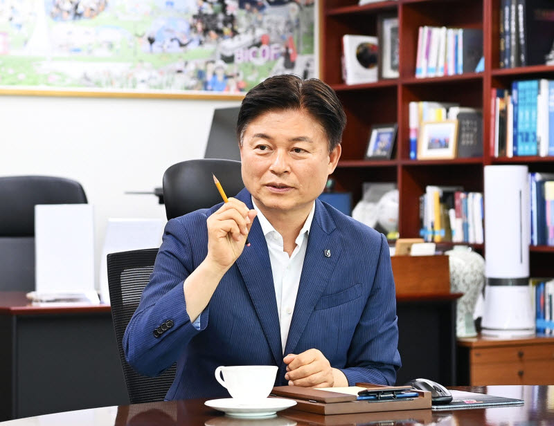 조용익 부천시장이 1일 시청 집무실에서 인터뷰를 하고 있다. (사진 = 부천시 제공)