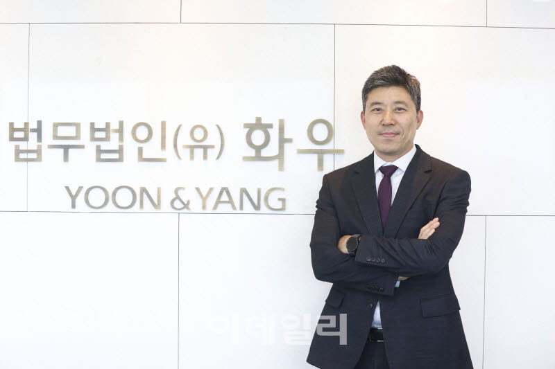 윤영균 법무법인 화우 변호사가 지난 13일 이데일리와 서울 강남구 법무법인 화우 사무실에서 인터뷰 하고 있다. (사진=이영훈 기자)