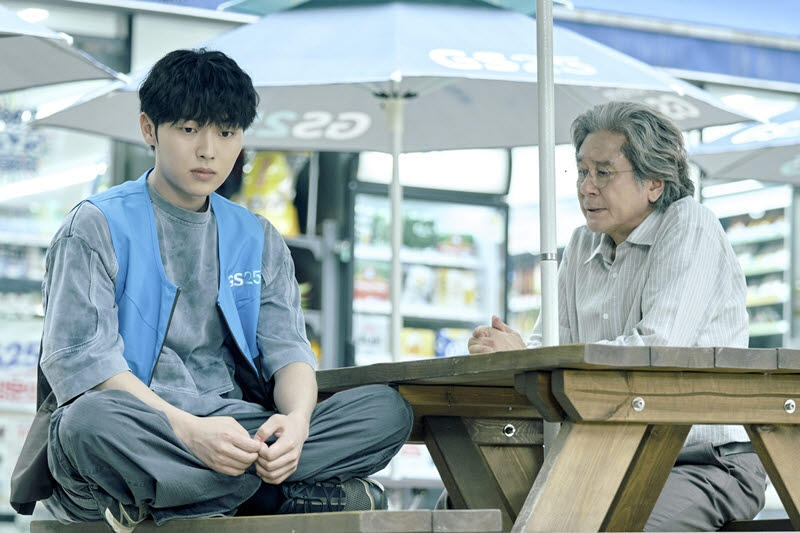 최현욱(왼쪽)과 최민식(사진=넷플릭스)