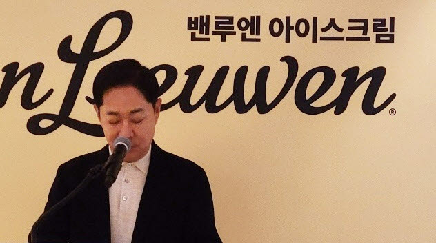 문영주 투썸플레이스 대표가 2일 서울 강남 ‘밴루엔' 1호점 오픈 간담회에서 인사말을 하고 있다. (사진=이데일리 김미경 기자).