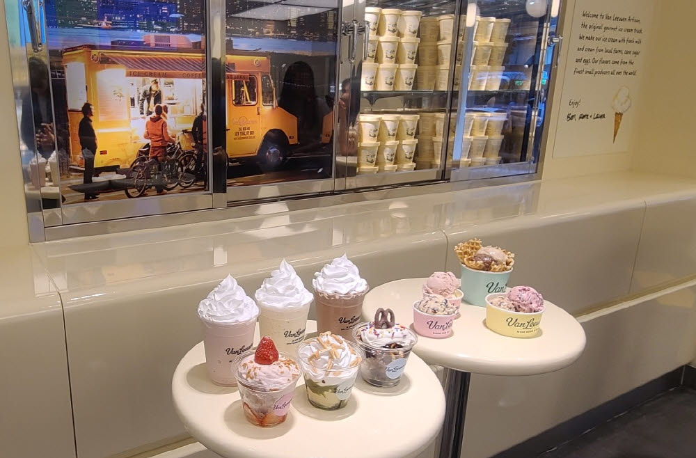 2일 오픈을 하루 앞둔 밴루엔 강남역점에 시그니처 메뉴가 진열돼 있다.