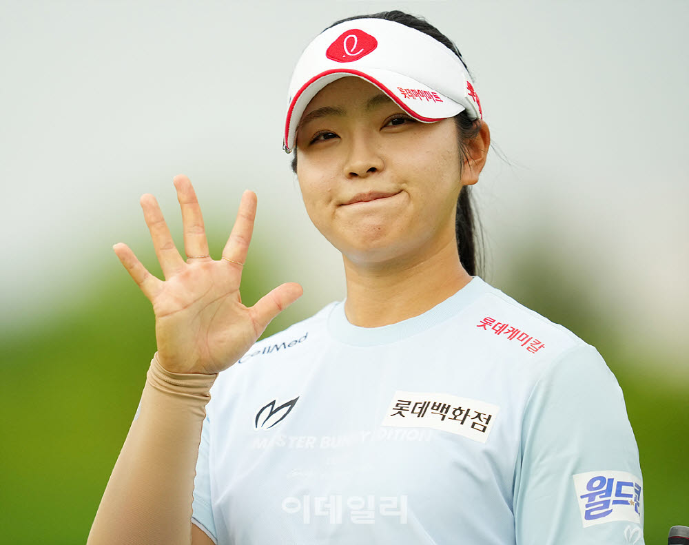 [포토]유현조,선두 향한 손인사