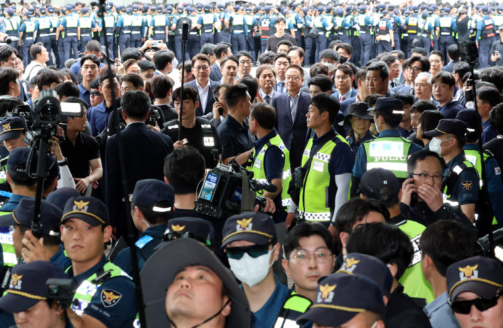 '제9회 전국동시지방선거 투표용지 부족 사태 등 국민 참정권 침해 진상규명 및 선거관리 개혁을 위한 국정조사 특별위원회' 위원들이 2일 현장 조사가 예정된 서울 송파구 올림픽공원 핸드볼경기장 개표소 진입을 시도하며 경찰이 현장을 정리하는 것을 지켜보고 있다. (사진=연합뉴스)