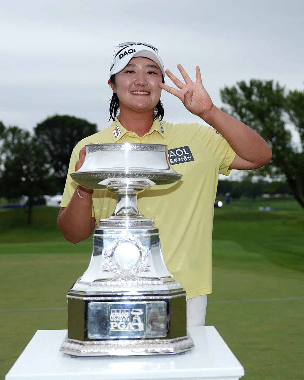 손가락으로 'LPGA 투어 통산 4승' 표시하는 유해란.(사진=AFPBBNews)