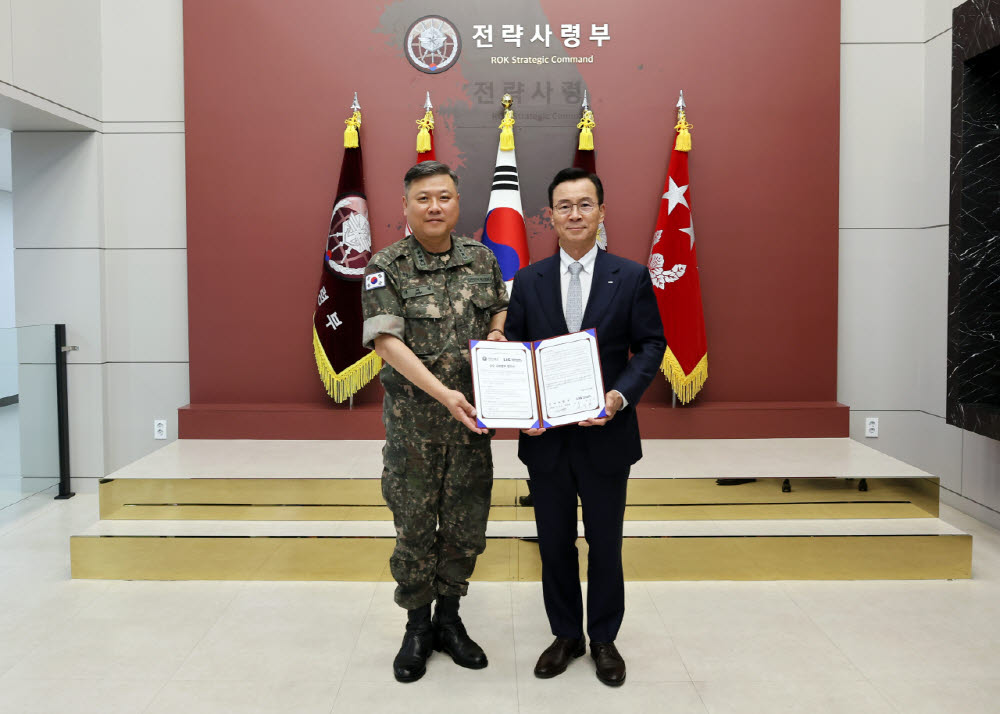 신익현 LIG D&A 대표이사(오른쪽)와 박재열 전략사령관이 기념촬영을 하고 있다. (사진=LIG D&A)