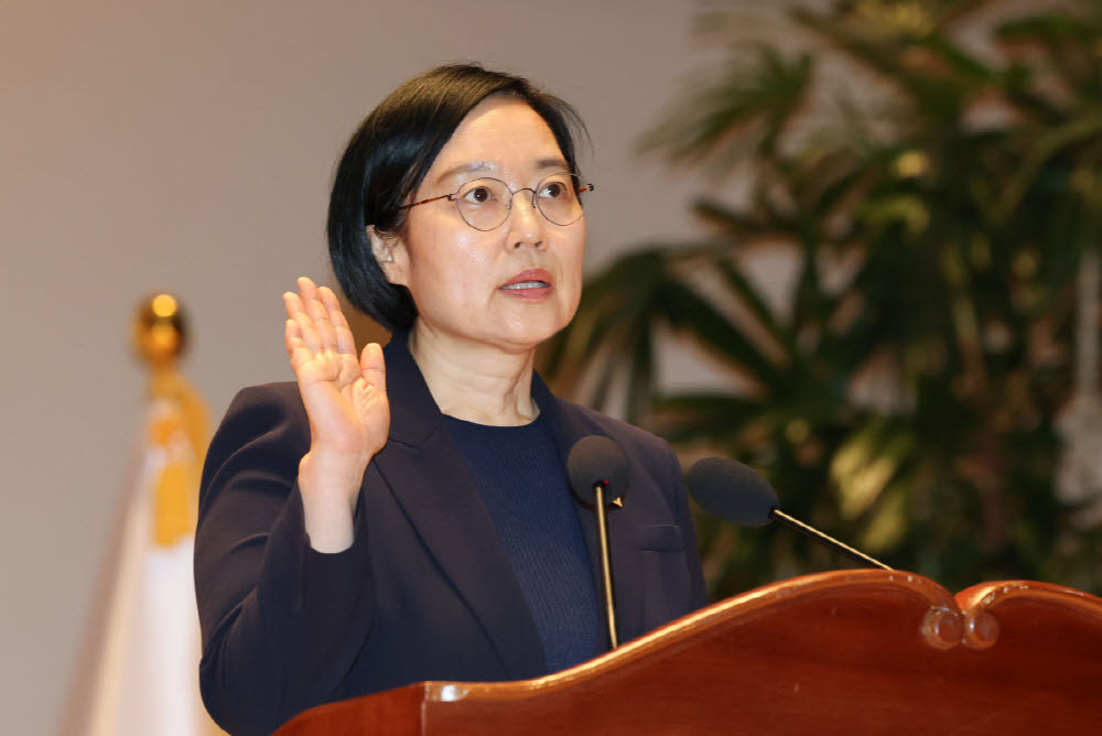 한성숙 국무총리가 2일 세종시 정부세종청사에서 열린 취임식에서 선서하고 있다.(사진=연합뉴스)
