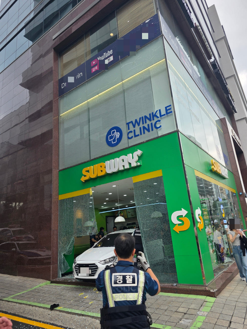 3일 오후 1시50분쯤 서울 서초구 반포동 인근 한 샌드위치 가게로 흰색 차량이 돌진하는 사고가 벌어졌다. (사진=사회관계망서비스 갈무리)