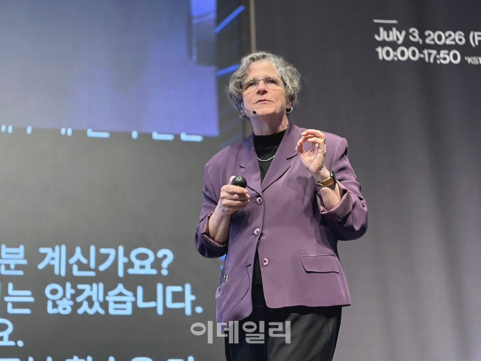 레슬리 팩 캘블링 MIT 컴퓨터과학·공학과 파나소닉 석좌교수가 3일 서울 강남구 웨스틴 서울 파르나스에서 열린 ‘글로벌 AI 프론티어 심포지엄 2026’에서 발표하고 있다. (사진=신영빈 기자)