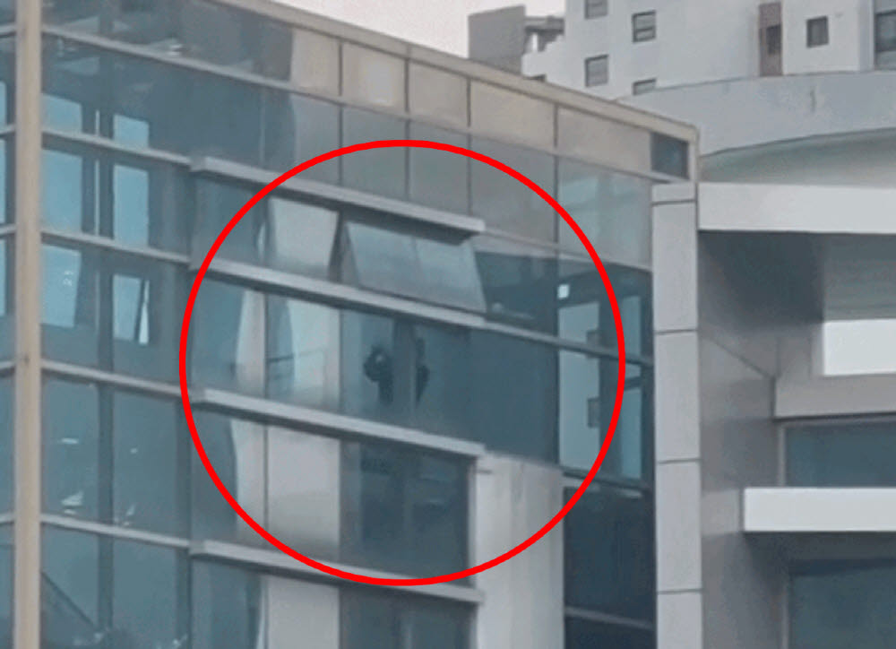 대구시선관위 직원이 계단에서 골프채로 스윙 연습을 하는 모습. (사진=SNS 갈무리)