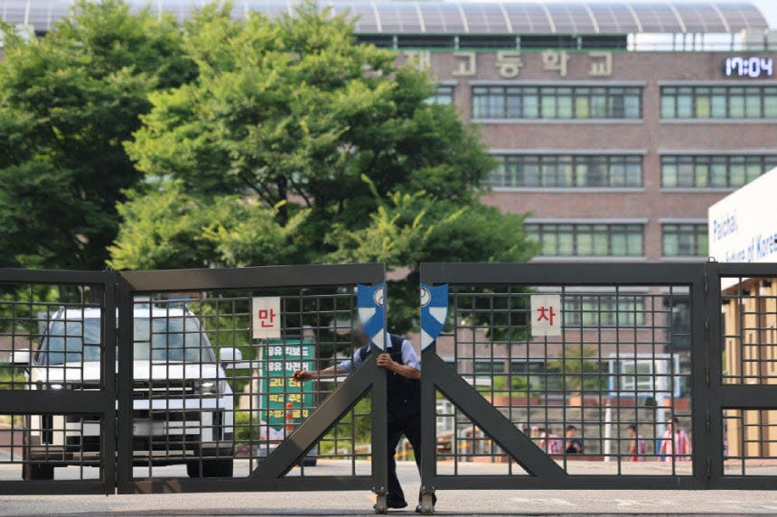 지난 1일 오후 서울 강동구 배재고등학교 정문이 굳게 닫혀있다. (사진=뉴시스)