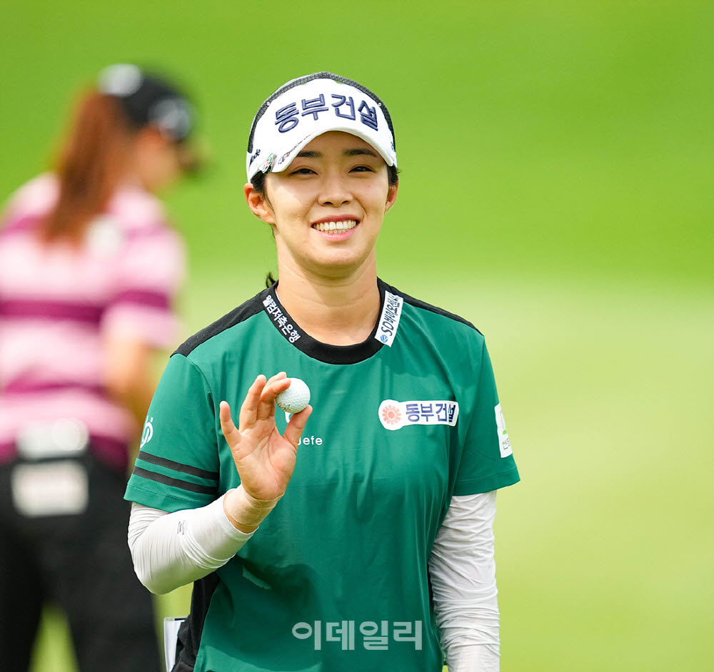 [포토]김수지,기분 좋은 버디 성공 볼인사