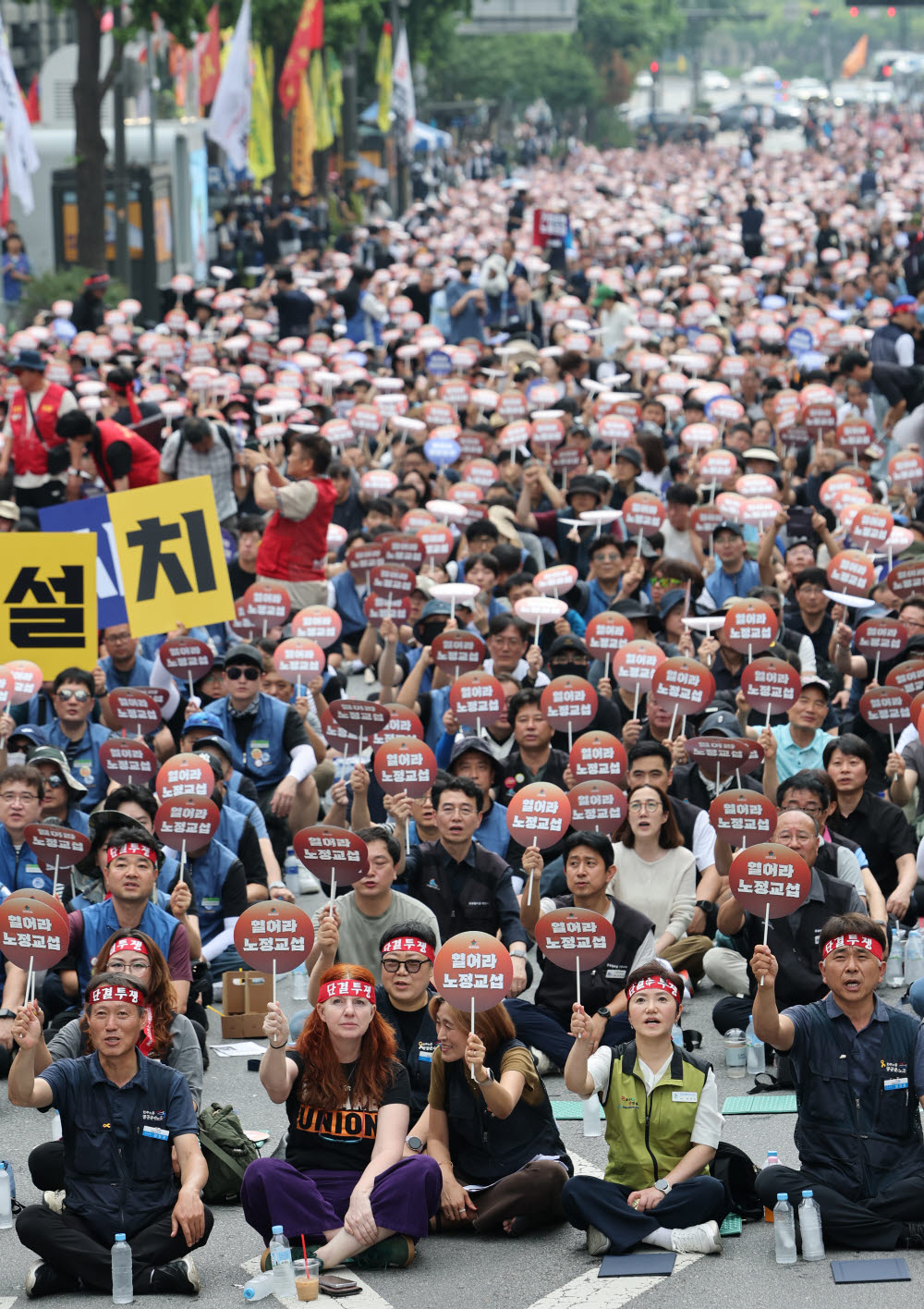 양대노총 공공노동자 총력투쟁 결의대회        (서울=연합뉴스) 이진욱 기자 = 민주노총과 한국노총 공공부분 노동조합 소속회원들이 4일 서울 중구 숭례문 앞 세종대로에서 ‘멈춰라 일방통행! 열어라 노정교섭! 양대노총 공공노동자 총력투쟁 결의대회’를 하고 있다. 2026.7.4        cityboy@yna.co.kr/2026-07-04 14:38:13/