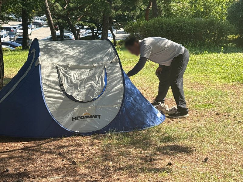23일 오전 한국체육산업개발 공원서비스팀 직원이 경기장에 무단으로 설치된 텐트를 살피고 있다. (사진=권아인 수습기자)