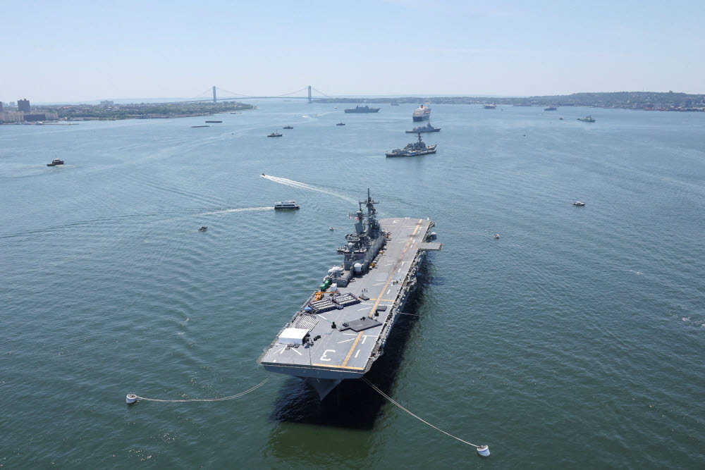 강습상륙함 USS 키어사지(LHD-3)가 4일(현지시간) 미국 뉴욕에서 독립기념일과 건국 250주년을 맞아 열린 ‘세일 250’ 해상 퍼레이드에 참가하고 있다. (사진=로이터)